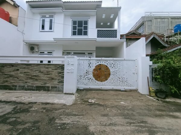 Di jual rumah mewah dua lantai berukuran 10*15 kamar tidur 4 kamar mandi 3 jika ada yang berminat silahkan hubungi redaksi kami